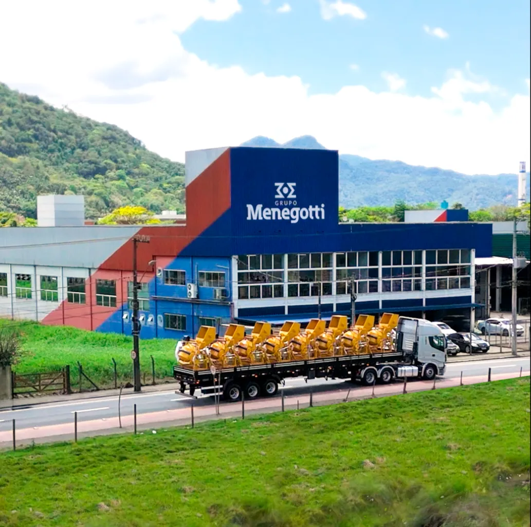 Hoje, no pátio da Menegotti, a cena é gigante.